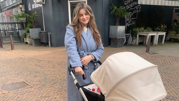 Elise met kinderwagen