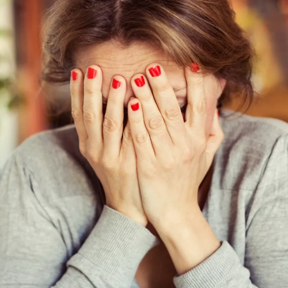 Jill zit met haar handen voor haar ogen