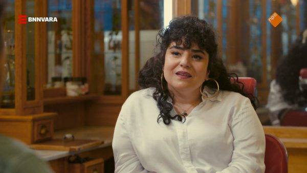 Meral Polat neemt plaats in de stoel van Eus in 'De Geknipte Gast'