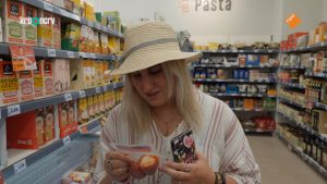 Thumbnail voor Familie Jelies gaat naar Spaanse supermarkt in 'Een Huis Vol Emigreert': 'Zijn dit piemels?'