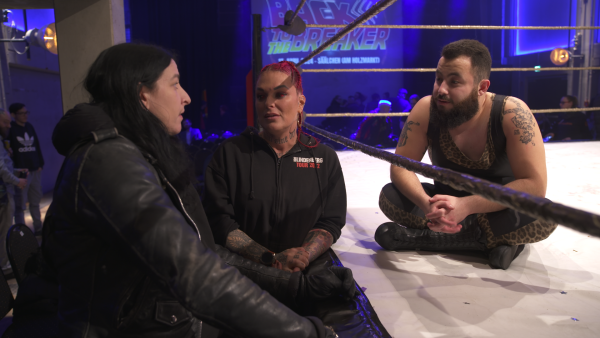 Raven praat met een worstelaar in Berlijn in 'Nachtdieren'