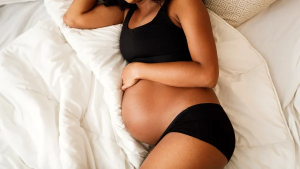 Zwangere vrouw in bed