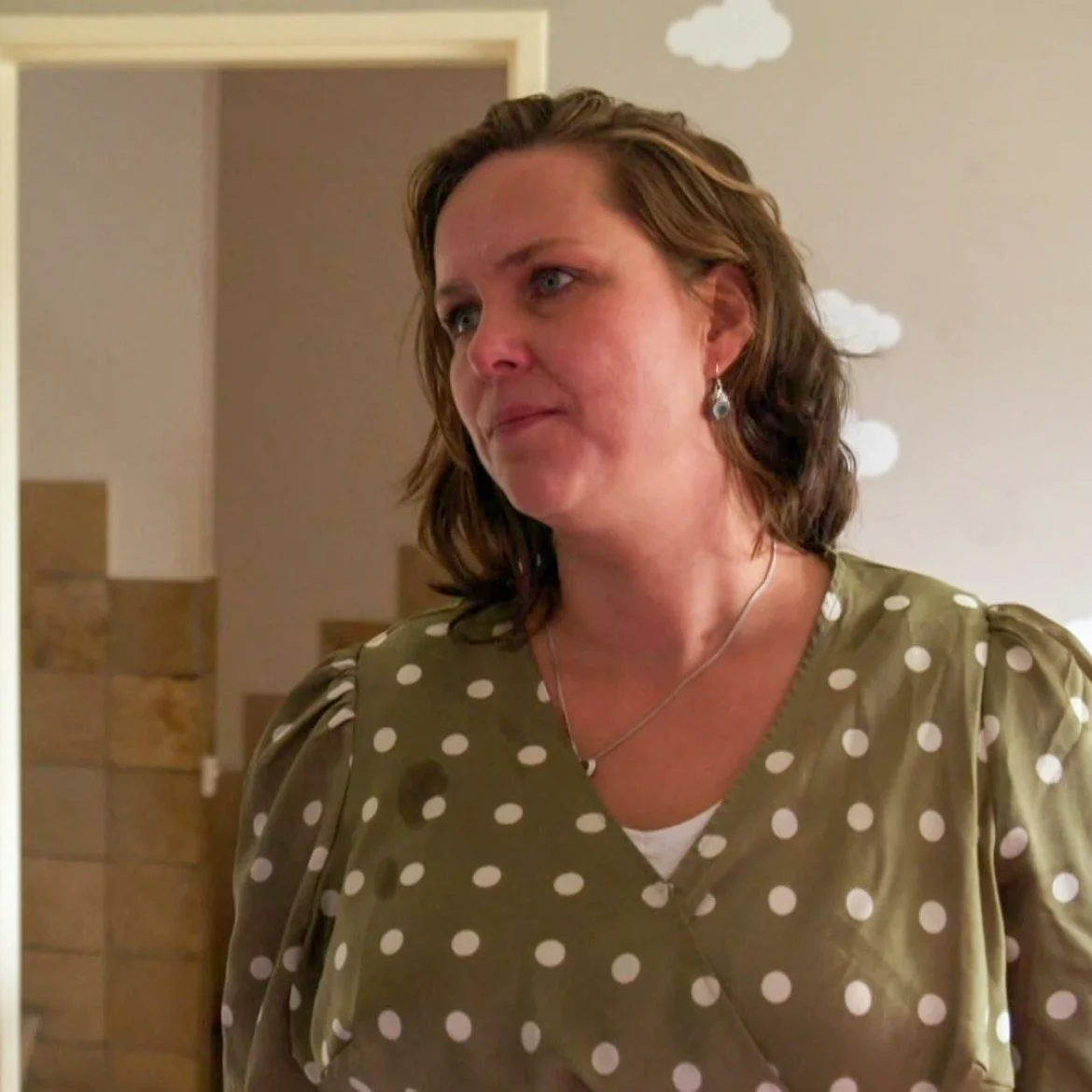 Karin ruimt kleding overleden man op in 'Je Huis op Orde': 'Het voelt alsof ik Maarten uit huis haal'