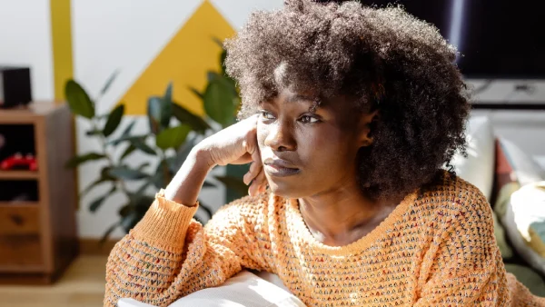 Mabel denkt na over de vakantie met haar stiefgezin