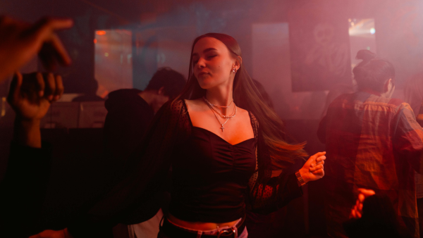 Meisje aan het dansen in een club