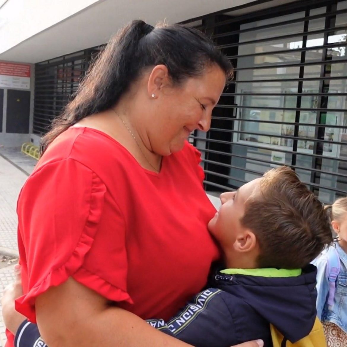 Janneke en Harrie Jelies op de eerste schooldag in Spanje in 'Een Huis Vol Emigreert'