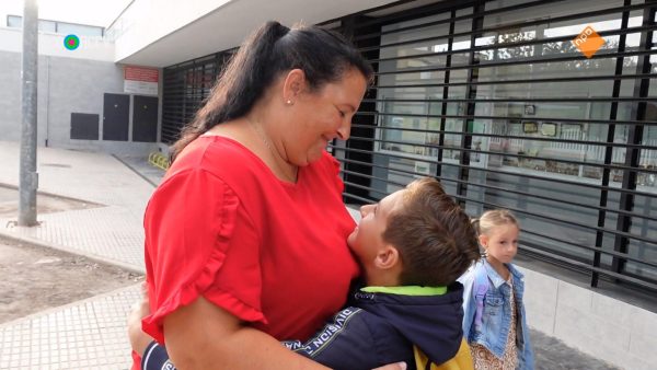 Janneke en Harrie Jelies op de eerste schooldag in Spanje in 'Een Huis Vol Emigreert'