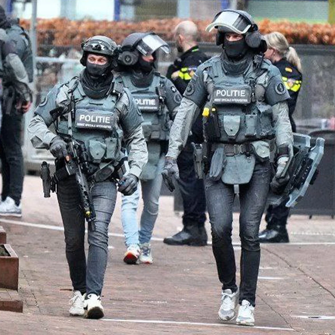 Soldaten tijdens de gijzeling in Ede