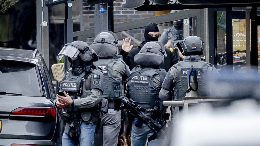 Gijzeling van meerdere personen gaande in café in Ede