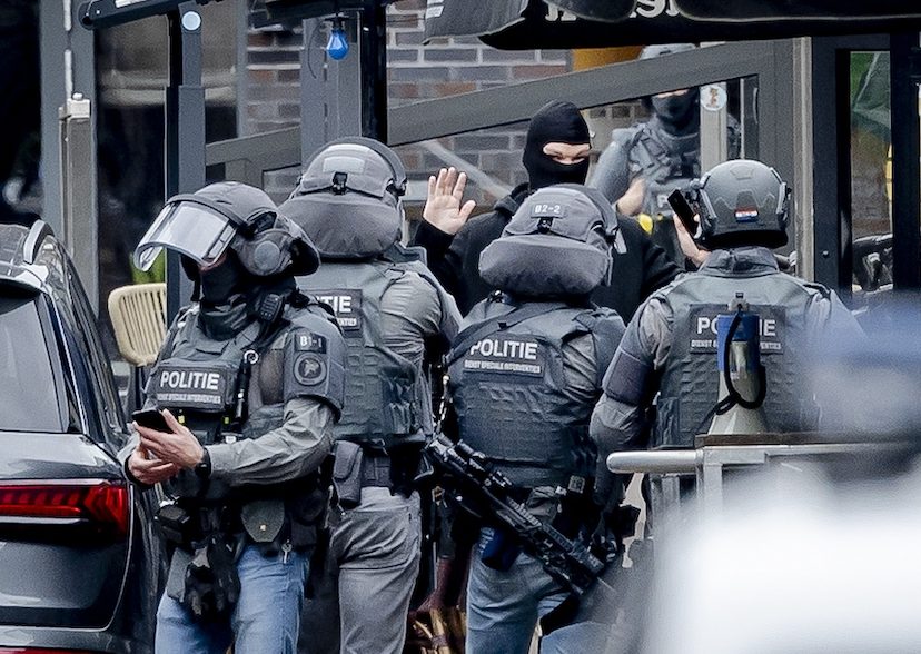 Gijzeling van meerdere personen gaande in café in Ede