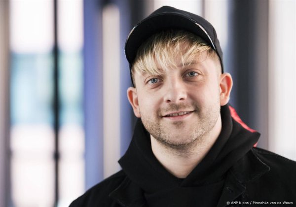 Mr. Polska roept publiek op bier te gooien naar podium, gevolg: beschadigde apparatuur