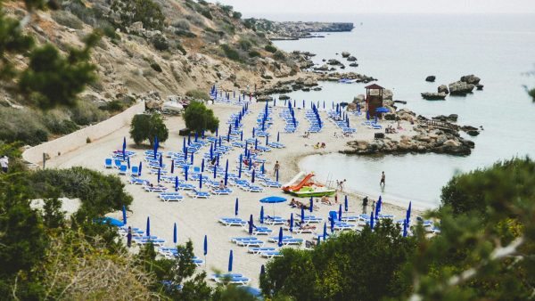 Deze zomer naar Griekenland op strandvakantie? Neem dan je eigen handdoekje maar mee: aantal ligbedjes vermindert