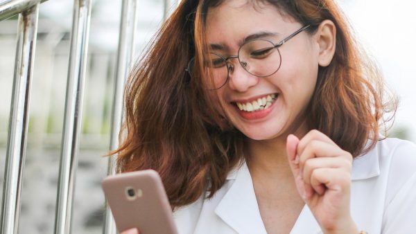 Vrouw bekijkt Tikkie op telefoon