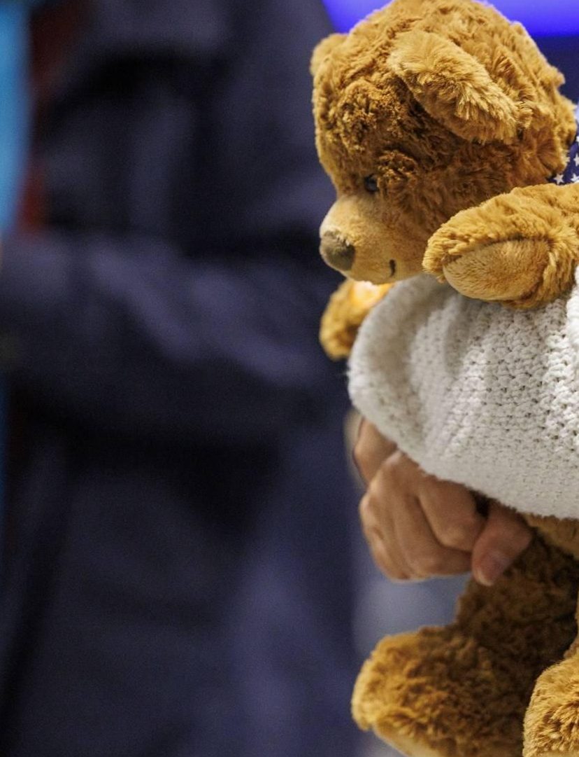 Kind met beer in armen