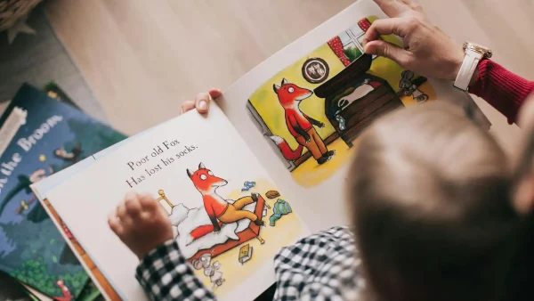 Kind leest uit een boek
