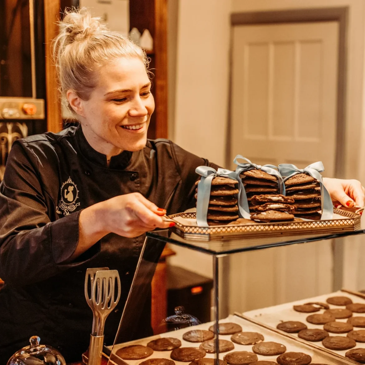 Vera van Stapele met koekjes in de winkel