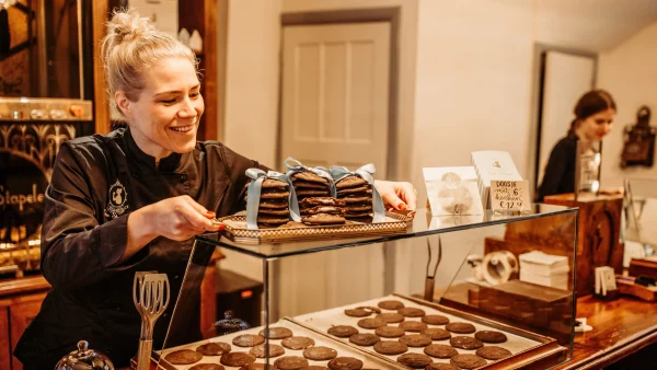 Vera van Stapele met koekjes in de winkel