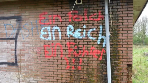 De tekst 'Eén volk, één Rijk, één Leider' is op een gebouw in Westerbork gespoten