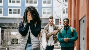 Thumbnail voor Bijna 80 procent van jonge mannen grijpt niet in bij straatintimidatie: 'Niet ernstig of belangrijk genoeg'