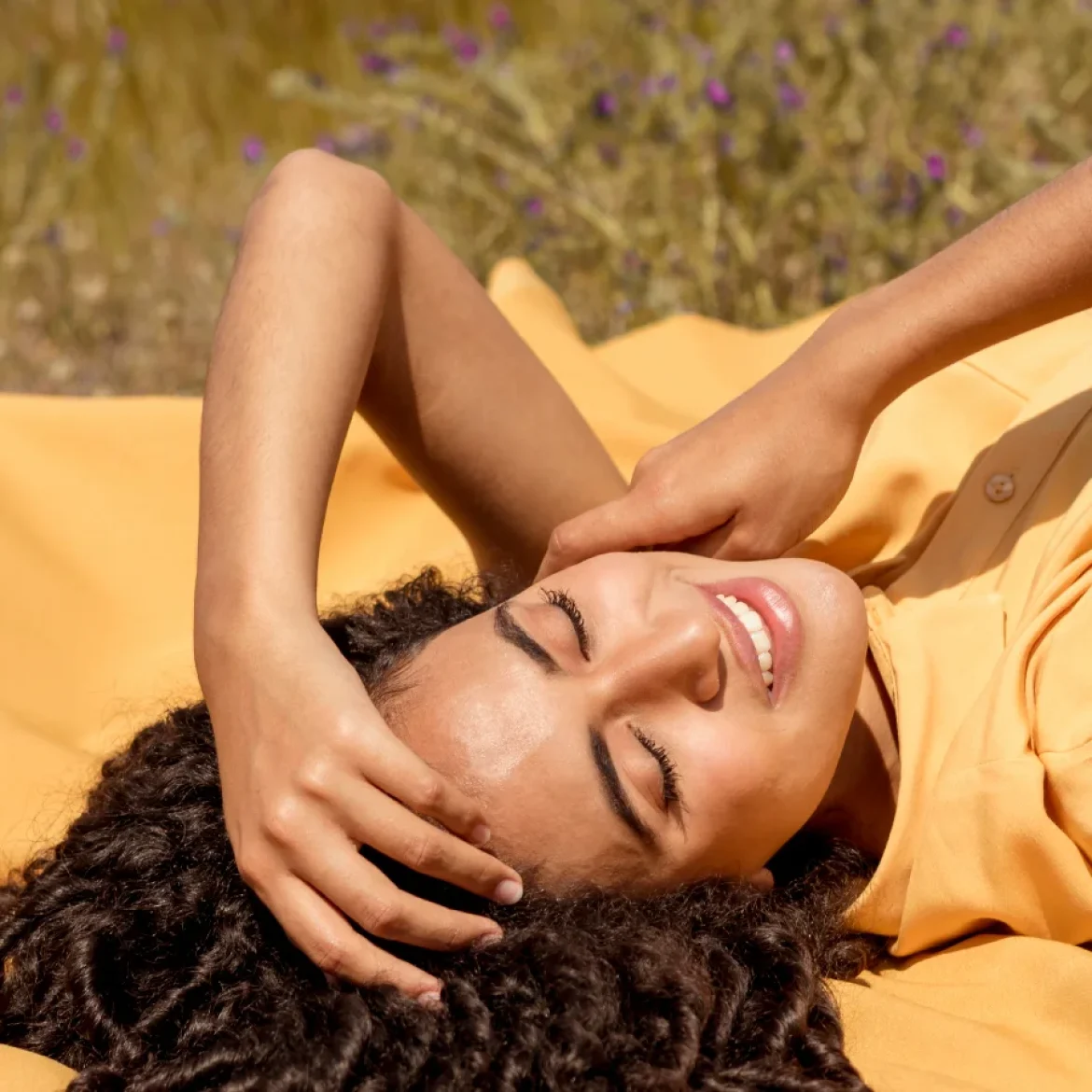 Vrouw ligt in de zon, het was de warmste 6 april ooit