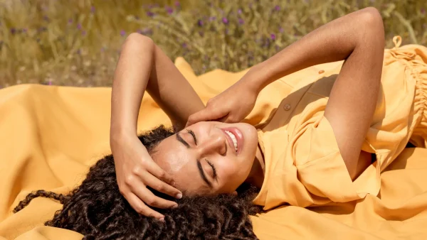 Vrouw ligt in de zon, het was de warmste 6 april ooit