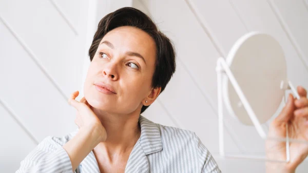 Vrouw met spiegel in hand