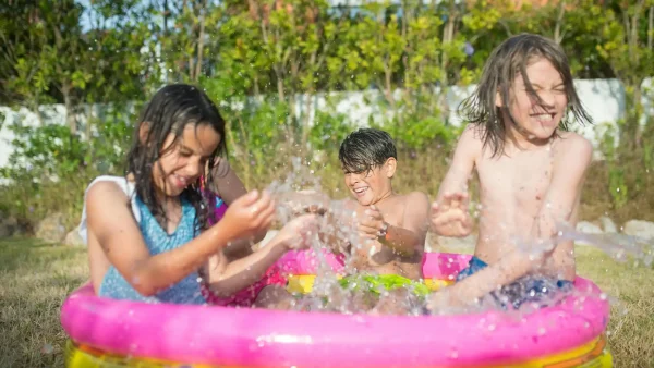 Kinderen in een opblaaszwembad