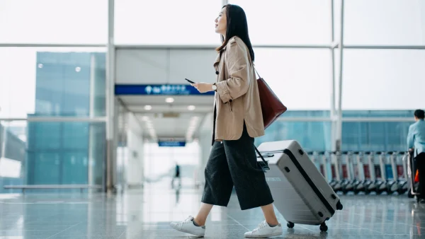 Vrouw onderweg naar haar vliegreis