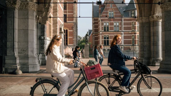 Twee vrouwelijke fietsers in amsterdam