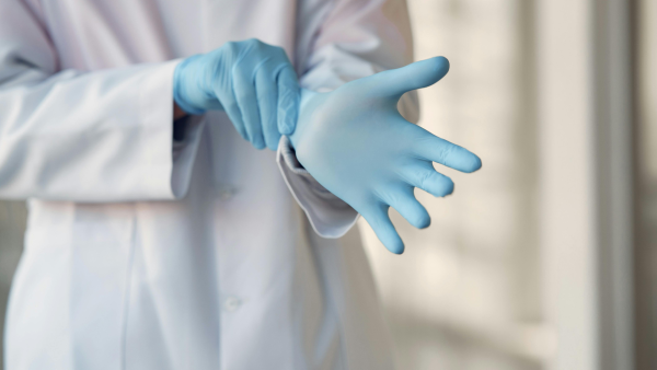 steriliseren dokter blauwe handschoenen