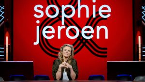 Thumbnail voor Sophie Hilbrand praat met 'housewives' die haar uiterlijk bekritiseerden: 'Ben even uit de dood ontsnapt'