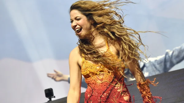 Shakira gaat na zes jaar weer op wereldtournee, kondigt ze aan op Coachella: 'Ik kan niet wachten'