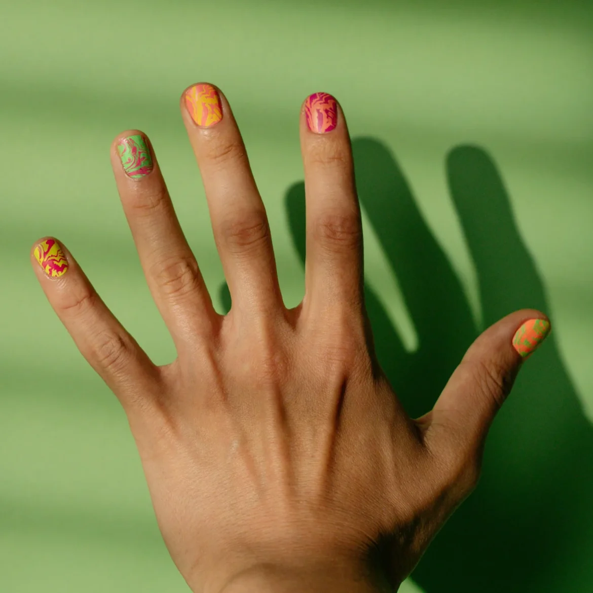 Hand met gekleurde manicure