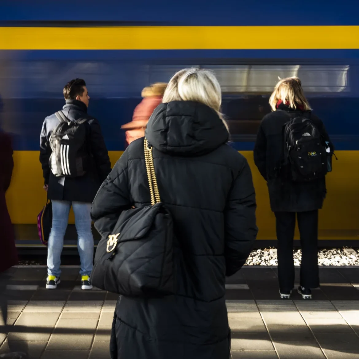 reizigers wachten voor de trein die stopt