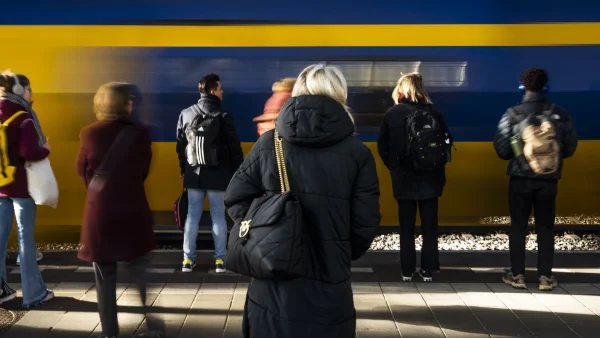 reizigers wachten voor de trein die stopt