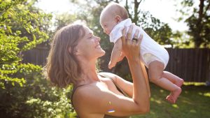 Thumbnail voor Lekker meenemen: 5 x activiteiten om mét pasgeboren baby te doen