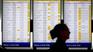 Thumbnail voor Schiphol annuleert opnieuw tientallen vluchten vanwege onstuimig weer