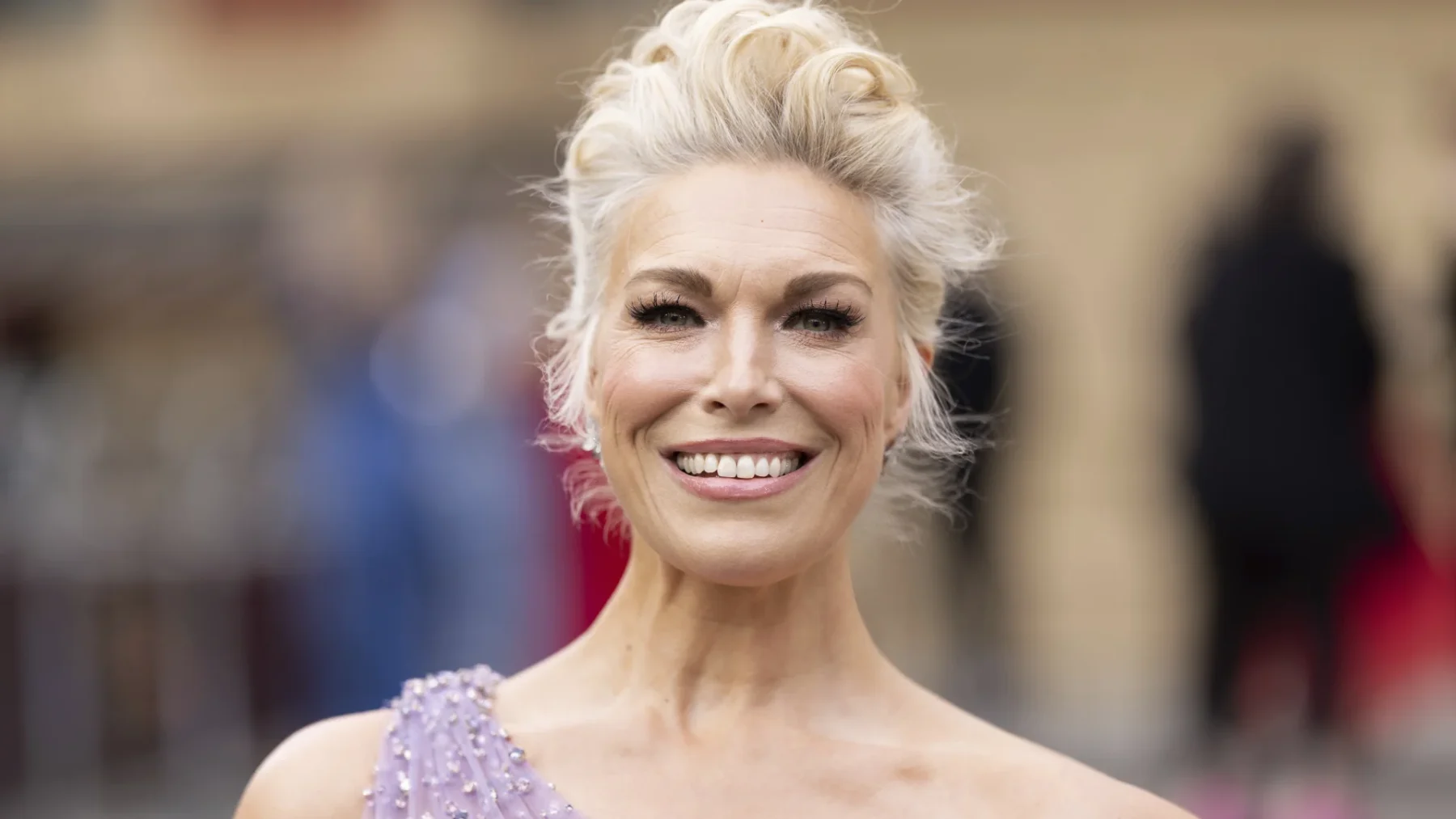 Hannah Waddingham op de rode loper van de Oliver Awards