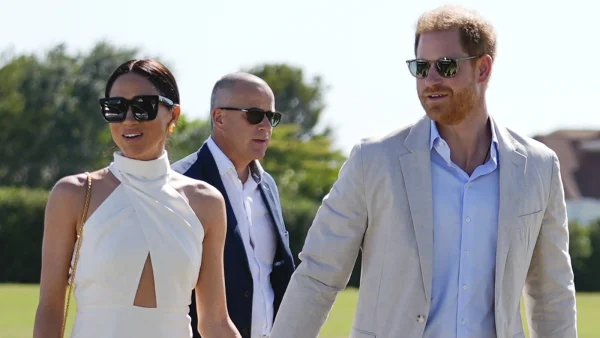 Prins Harry en Meghan, hertog en hertogin van Sussex, met beveiliger