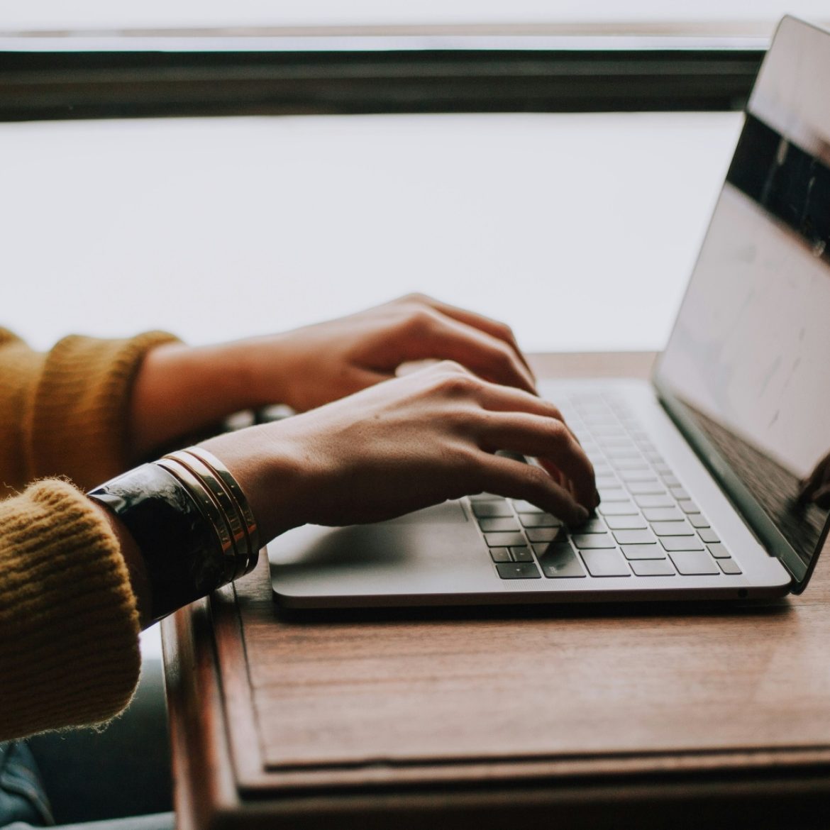 vrouw zit achter laptop