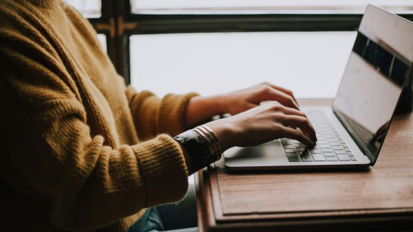 vrouw zit achter laptop