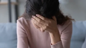 Thumbnail voor Ankelien pakt haar biezen door onhandelbare stiefdochter: 'Ze scheldt me verrot, maar ík moet mij aanpassen'