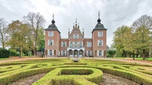 Thumbnail voor Dit sprookjesachtige kasteel staat te koop in Limburg