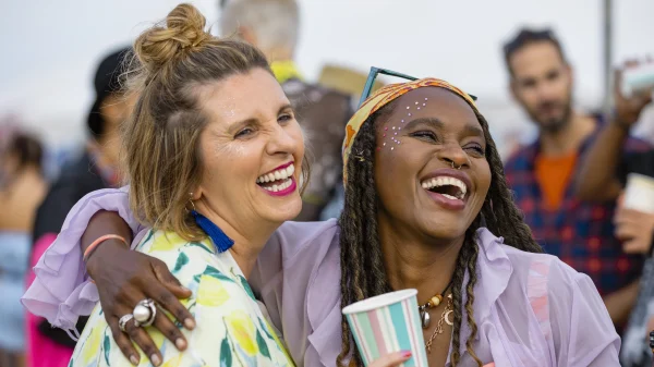 Twee vrouwen op concert