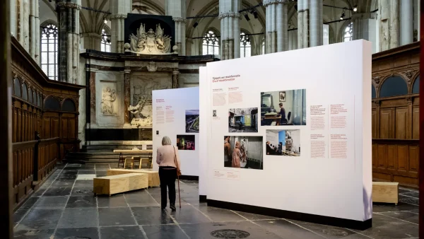 Tentoonstelling World Press Photo in Nieuwe Kerk in Amsterdam