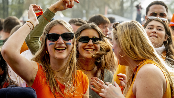 Meiden bij Koningsdag festival