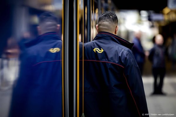 Personeel NS spreekt reizigers zaterdagavond toe tijdens actie