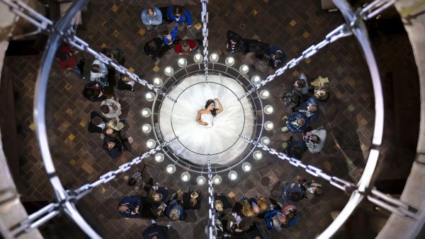 Foto van een bruid van boven, genomen door trouwfotograaf Gabriël Scharis