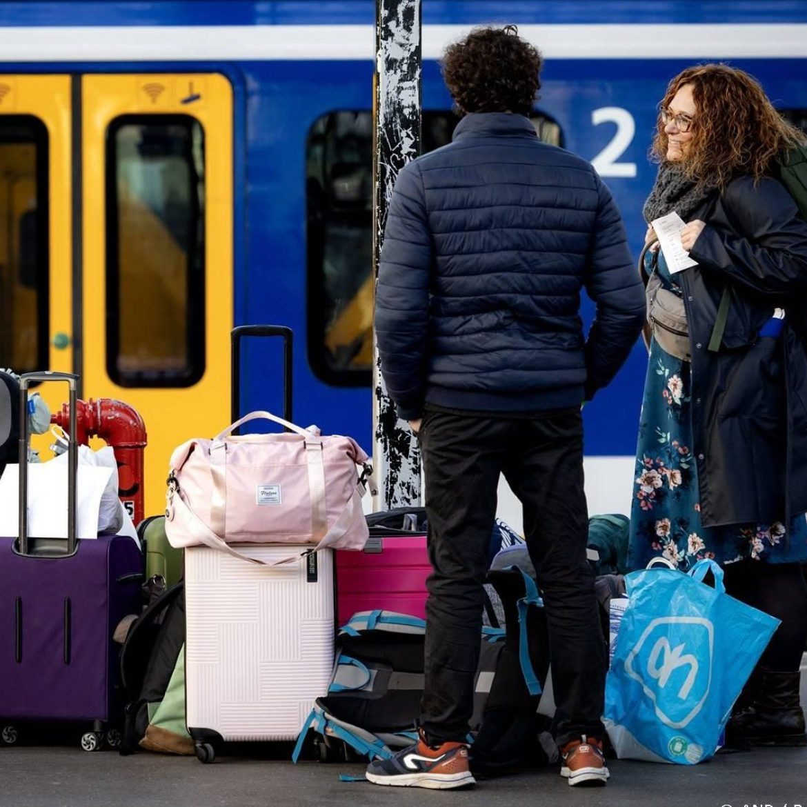 Mensen wachten op trein