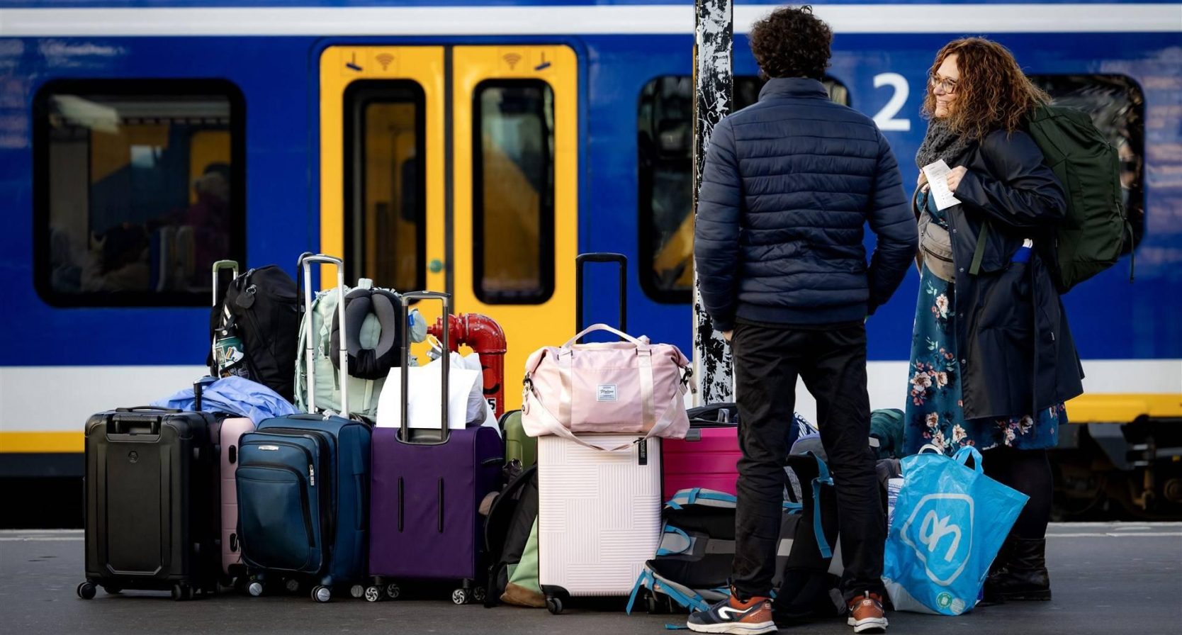 Mensen wachten op trein